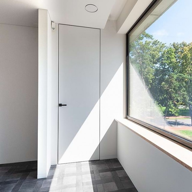 Baltos paslėptos durys BARAUSSE NCS S 0500-N Secret 80x300 SX