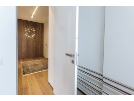 Detached house in Tarasovo. Hardwood flooring and doors